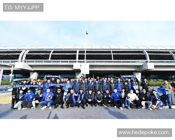 在东京街头偶遇世界足球球星引发热议球迷纷纷合影留念 在东京街头偶遇世界足球球星引发热议球迷纷纷合影留念